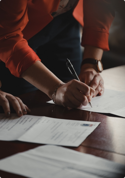 Persona Firmando un Contrato